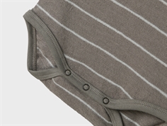 Grå body med smalle hvide striber og trykknaplukning fra Lil Atelier 13236918